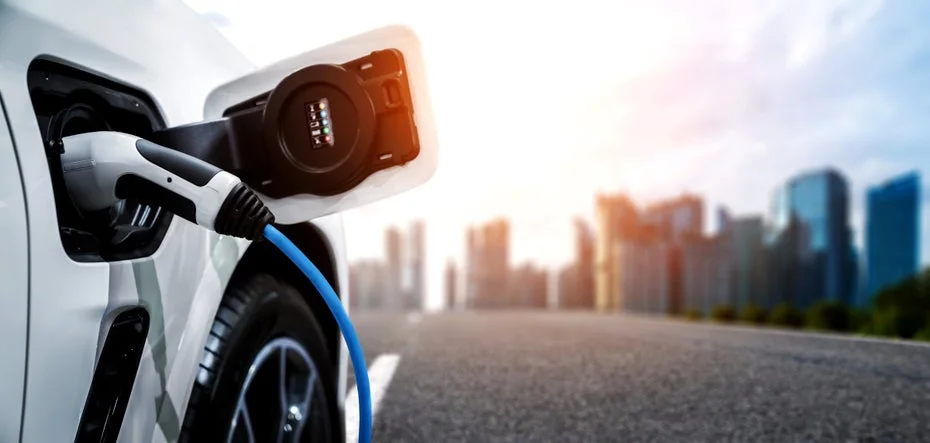 E-Auto-Akkus leiden unter Hitze: Wie Forscher mithilfe von Bakterien gegensteuern wollen